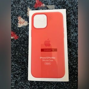 🍑 iPhone 12 Pro Max Apple Silicone Case w/ MagSafe —-NWT